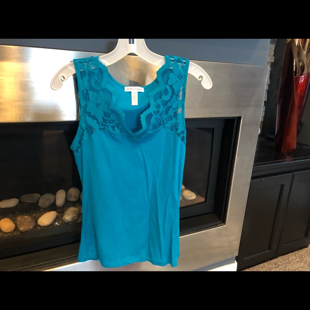 Women’s sleeveless lace tank top size medium